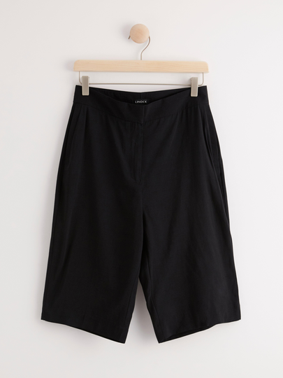 Långa raka shorts i viskosblandning