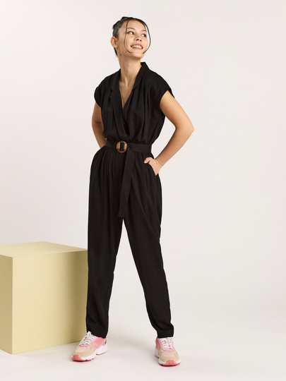 Ärmlös jumpsuit med skärp