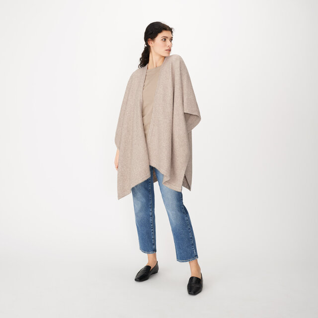 Stickad cape i fin kvalitet