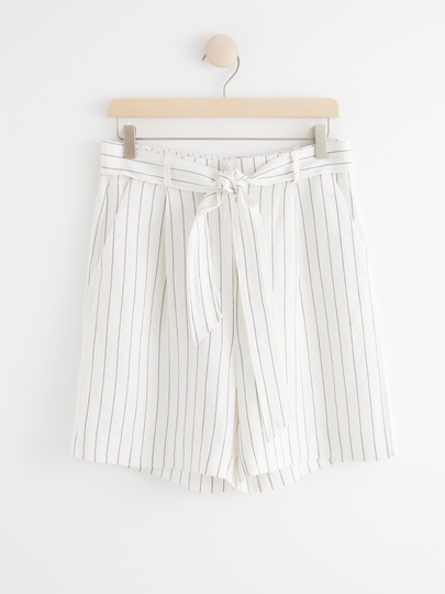 Randiga shorts i linneblandning